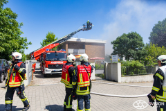Bei einem Brand in einem Mehrfamilienhaus in Flörsheim-Wicker, ist eine Wohnung vollständig ausgebrannt. Bereits beim Eintreffen der Einsatzkräfte war eine starke Rauchentwicklung sichtbar. Die Feuerwehr konnte das Feuer zügig unter Kontrolle bringen und löschen. Die betroffene Wohnung ist aufgrund der erheblichen Brandschäden unbewohnbar. Die Brandursache ist derzeit unklar; die Ermittlungen dauern an.