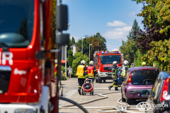Bei einem Brand in einem Mehrfamilienhaus in Flörsheim-Wicker, ist eine Wohnung vollständig ausgebrannt. Bereits beim Eintreffen der Einsatzkräfte war eine starke Rauchentwicklung sichtbar. Die Feuerwehr konnte das Feuer zügig unter Kontrolle bringen und löschen. Die betroffene Wohnung ist aufgrund der erheblichen Brandschäden unbewohnbar. Die Brandursache ist derzeit unklar; die Ermittlungen dauern an.