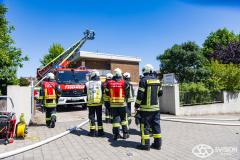 Bei einem Brand in einem Mehrfamilienhaus in Flörsheim-Wicker, ist eine Wohnung vollständig ausgebrannt. Bereits beim Eintreffen der Einsatzkräfte war eine starke Rauchentwicklung sichtbar. Die Feuerwehr konnte das Feuer zügig unter Kontrolle bringen und löschen. Die betroffene Wohnung ist aufgrund der erheblichen Brandschäden unbewohnbar. Die Brandursache ist derzeit unklar; die Ermittlungen dauern an.