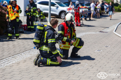 Bei einem Brand in einem Mehrfamilienhaus in Flörsheim-Wicker, ist eine Wohnung vollständig ausgebrannt. Bereits beim Eintreffen der Einsatzkräfte war eine starke Rauchentwicklung sichtbar. Die Feuerwehr konnte das Feuer zügig unter Kontrolle bringen und löschen. Die betroffene Wohnung ist aufgrund der erheblichen Brandschäden unbewohnbar. Die Brandursache ist derzeit unklar; die Ermittlungen dauern an.