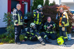 Bei einem Brand in einem Mehrfamilienhaus in Flörsheim-Wicker, ist eine Wohnung vollständig ausgebrannt. Bereits beim Eintreffen der Einsatzkräfte war eine starke Rauchentwicklung sichtbar. Die Feuerwehr konnte das Feuer zügig unter Kontrolle bringen und löschen. Die betroffene Wohnung ist aufgrund der erheblichen Brandschäden unbewohnbar. Die Brandursache ist derzeit unklar; die Ermittlungen dauern an.