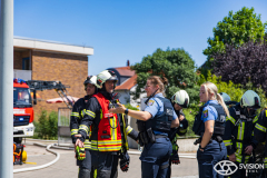 Bei einem Brand in einem Mehrfamilienhaus in Flörsheim-Wicker, ist eine Wohnung vollständig ausgebrannt. Bereits beim Eintreffen der Einsatzkräfte war eine starke Rauchentwicklung sichtbar. Die Feuerwehr konnte das Feuer zügig unter Kontrolle bringen und löschen. Die betroffene Wohnung ist aufgrund der erheblichen Brandschäden unbewohnbar. Die Brandursache ist derzeit unklar; die Ermittlungen dauern an.