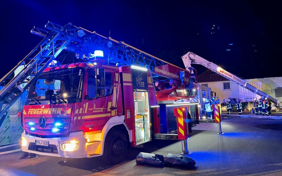 Feuer in Gebäude, Dachstuhlbrand, Menschen in Gefahr