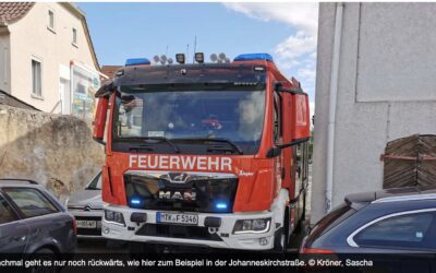 Höchster Kreisblatt: Der LF 20 kommt nur mit Mühe vorbei