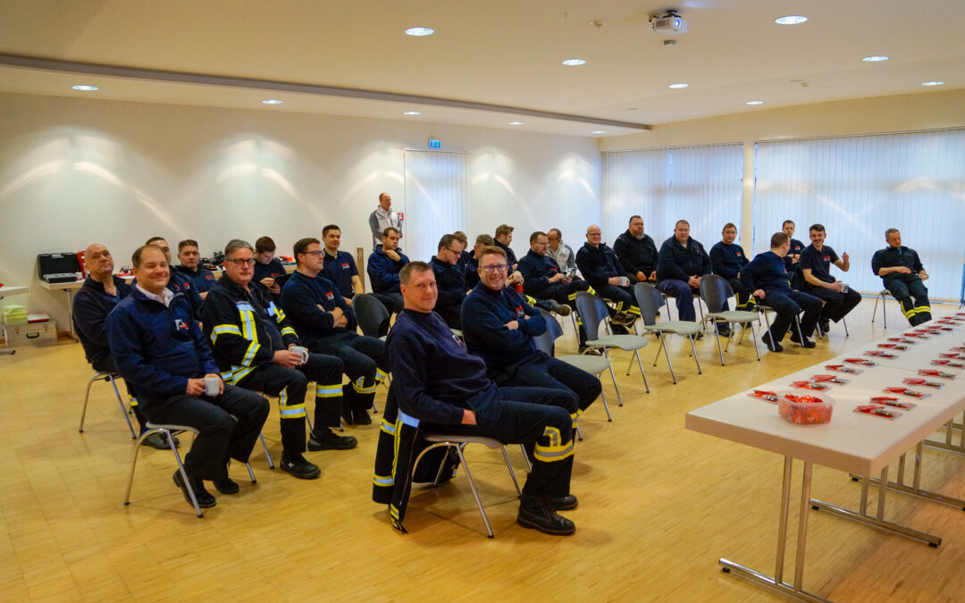 Feuerwehr-Führungskräfte aller Flörsheimer Stadtteile trainieren gemeinsam