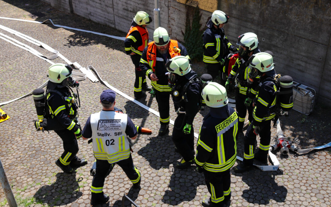 gemeinsame Übung aller Feuerwehren Flörsheims: „Feuer in Veranstaltungsstätte, mehrere Personen vermisst“