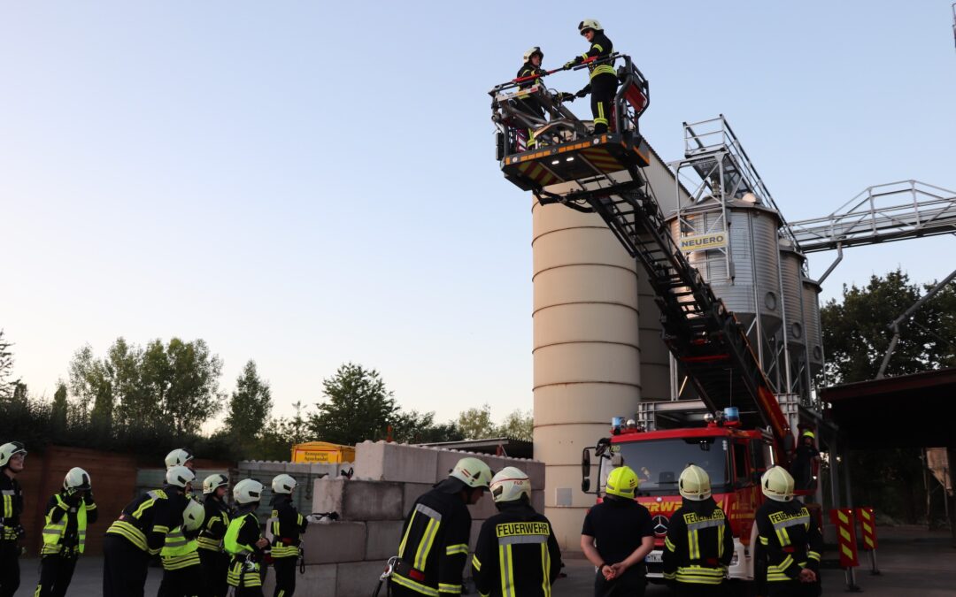 Übung mit der Drehleiter der Feuerwehr Hattersheim