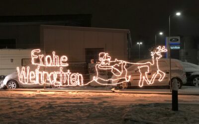 Fröhliche Adventsgrüße Ihrer Feuerwehr – bunt beleuchtete Weihnachtsdeko