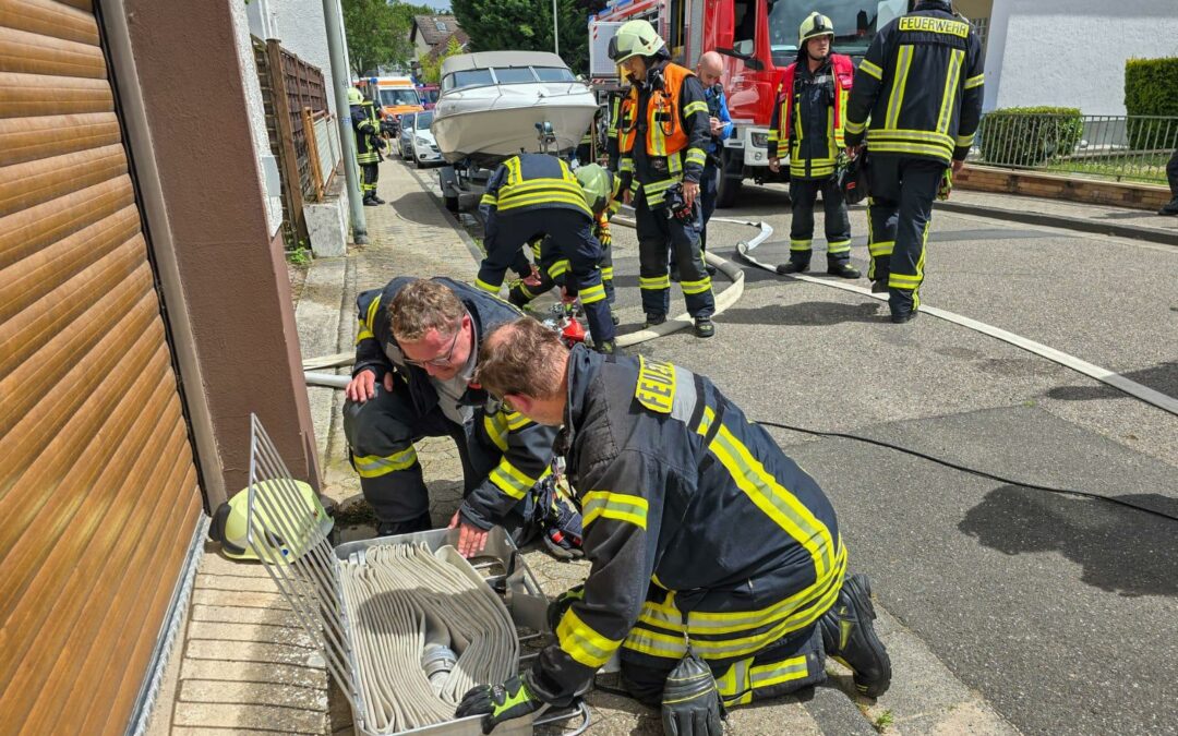 Rauchentwicklung aus Gebäude, Menschenleben in Gefahr