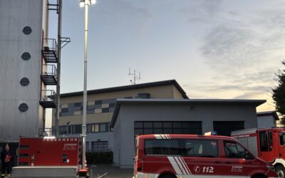 Bürgermeister Dr. Bernd Blisch übergibt zwei neue Einsatzfahrzeuge an die Flörsheimer Feuerwehren