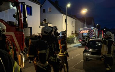 Dachstuhlbrand in Mehrfamilienhaus